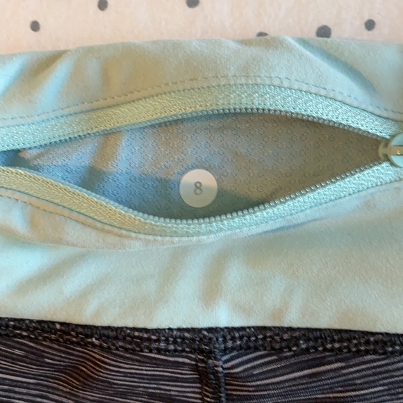 GUC Lululemon crop, sz 8 - Picture 3 of 3